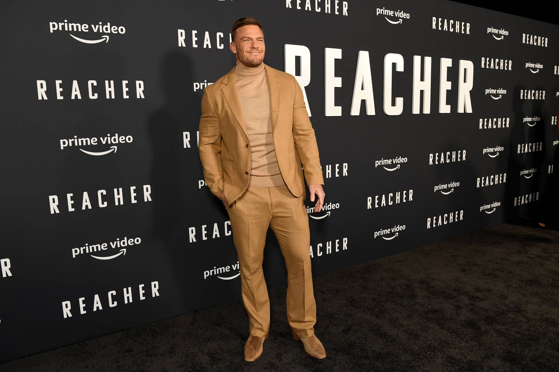 Alan Ritchson Fans Alan Ritchson Flexes Abs and Fans React Online - Men's Fitness