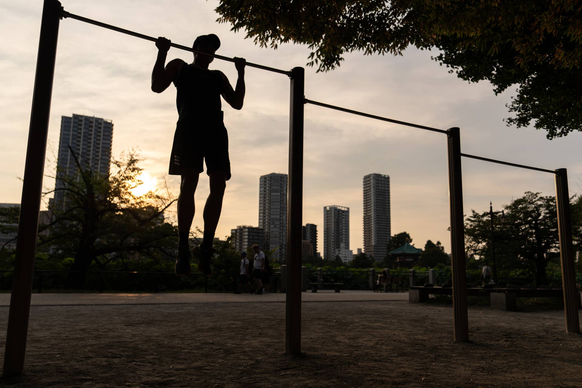 TOKYO, JAPAN – AUGUST 21: A man exercises at a park during hot weather on August 21, 2025 in Tokyo, Japan. Temperatures soared across Japan on Thursday, with heatstroke alerts issued in 18 prefectures. (Photo by Tomohiro Ohsumi/Getty Images)
