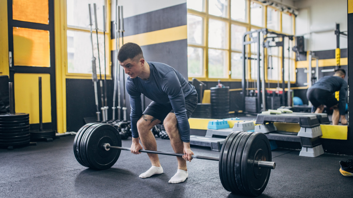 man-deadlifting-heavy-weights-