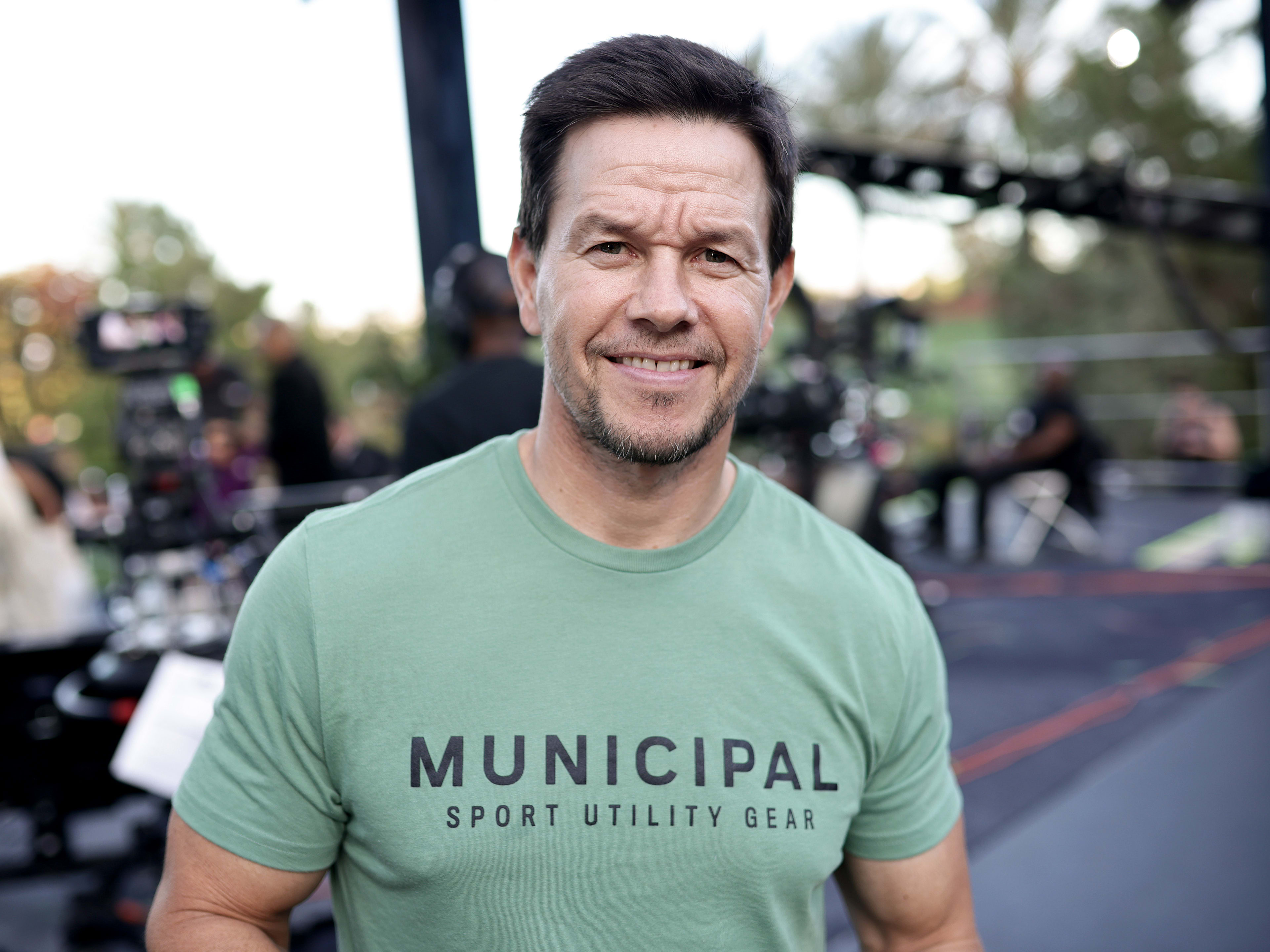Mark Wahlberg's Dumbbell and Resistance Band Travel Workout - Men's Fitness